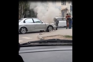 На улице Татищева в Астрахани на ходу загорелся автомобиль