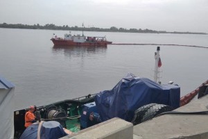 В Астрахани разлив нефтепродуктов в Волгу произошёл из-за распила судна