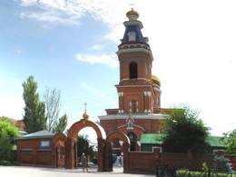 В Астрахани осудили националистов, которые осквернили стены храма экстремистскими надписями