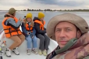 Российский актер Андрей Мерзликин привез семью на астраханскую рыбалку
