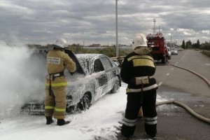 На дороге в Астраханской области загорелся автомобиль