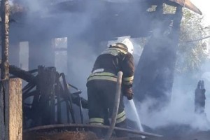 За сутки в Астраханской области сгорели автомобиль, летняя кухня и нежилой дом