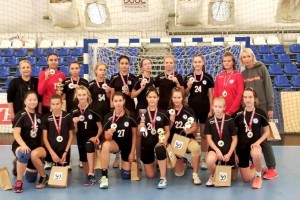 Юные астраханки привезли серебряные награды с гандбольного турнира в Волгограде