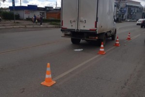 Астраханка, переходившая дорогу в&#160;неположенном месте, попала под грузовик