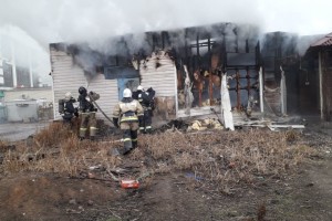 В Астраханской области из-за короткого замыкания сгорели дом, квартира и хозпостройка
