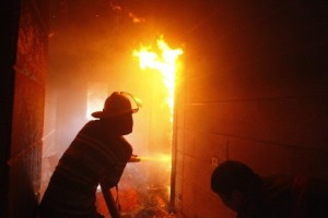 В Астраханской области вечером сгорели жилой дом, баня и автомобиль