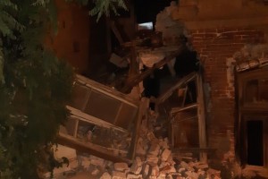 В Астрахани улицу Бакинскую перекрыли из-за обрушения стены аварийного здания
