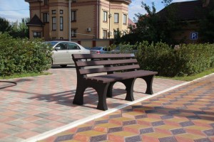 В одном из жилых комплексов Астрахани появились скамейки из переработанного пластика