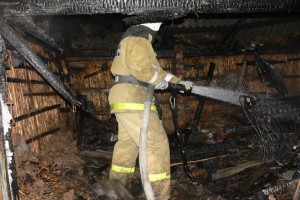 В Астрахани сгорели 4 хозпостройки и автомобиль