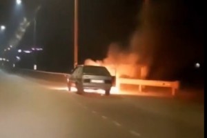 Астраханцы сняли на видео горящий на трассе автомобиль