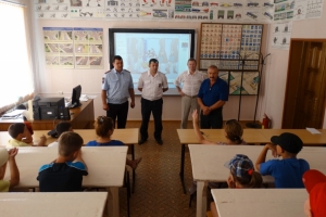 В Астраханской области полицейские провели занятия с учениками школы ДОСААФ