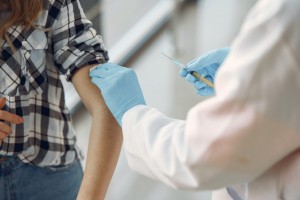 Минздрав РФ не подтвердил информацию об обязательной вакцинации подростков