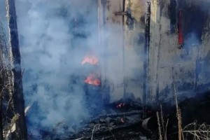 Пожар в астраханском селе распространился на 100 кв. м