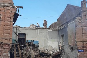 В Астрахани начали разбирать аварийный дом на улице Бакинской