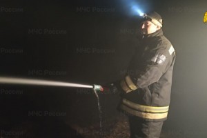 МЧС России в круглосуточном режиме проводит работы по тушению тлеющего торфяника в Екатеринбурге