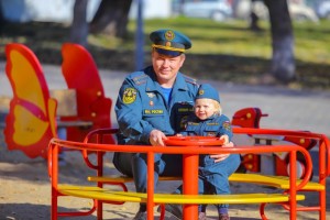 МЧС России поздравляет своих сотрудников с Днем отца