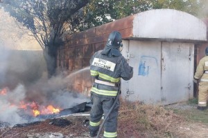 В Астраханской области за сутки сгорели четыре гаража и машина