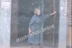 В Астрахани 94-летняя женщина порезала свою сиделку и&#160;угрожает соседям