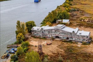 Бывший речной вокзал Астрахани превратился в базу для рыболовецкой артели