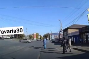 В Астрахани неизвестный водитель устроил опасный дрифт на перекрестке