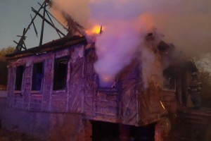В Астрахани 7 спасателей тушили крупный пожар