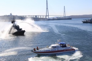Пожарные Владивостока отработали свои действия во время условного пожара на строящемся судне