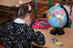 Астраханские школы предлагают отправить детей на каникулы раньше времени