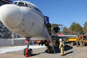 Действия по тушению возгорания на воздушном судне отработали пожарно-спасательные подразделения в аэропорту Хабаровска