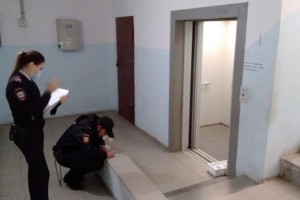 Астраханцев с маленькими детьми вызволила из лифта полиция