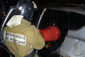 В Астрахани поздним вечером загорелся автомобиль в Ленинском районе