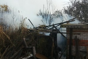 В Астраханской области на площади 155 кв. метров сгорели жилой дом и сарай