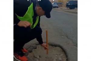 Житель астраханского микрорайона Бабаевского измерил выбоины на местных дорогах