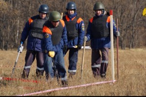 Хабаровские спасатели–пиротехники провели тренировки по очистке местности от взрывоопасных предметов
