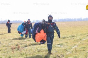 Специалисты МЧС России приняли участие в тренировочных прыжках во Владимирской области (видео)