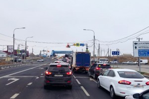 Астраханцы встали в&#160;километровую пробку по пути на работу