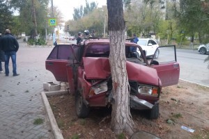 В Астрахани водителю стало плохо за рулём и он врезался в дерево