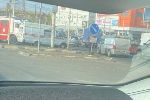 У «Ярмарки» в Астрахани легковой автомобиль столкнулся с грузовиком