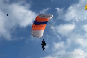 Специалисты МЧС России приняли участие в тренировочных  прыжках с парашютом