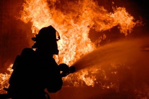 В Астрахани следователи проверяют обстоятельства гибели пенсионерки на пожаре