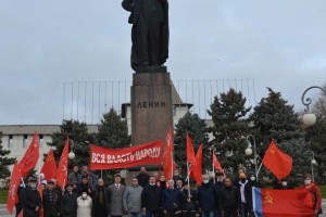 Астраханские коммунисты отметили годовщину Октябрьской революции