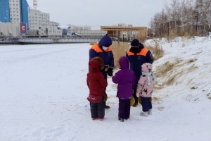 Спасатели МЧС России предупреждают об опасности тонкого льда