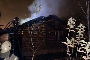 Ночью в Астрахани пожар в бане распространился на площади 50 кв. м