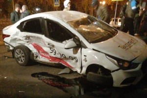 На улице Савушкина в Астрахани таксист спровоцировал ДТП с пострадавшими