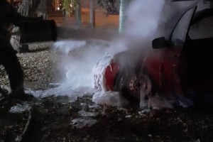 В Астрахани неизвестные подожгли автомобиль