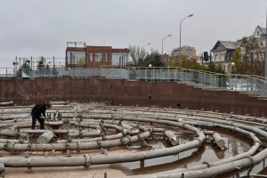В Астрахани коммунальщики готовят фонтаны к зимовке