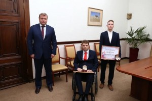 Игорь Бабушкин подарил астраханским паралимпийцам сертификаты на 100 и&#160;300 тысяч рублей