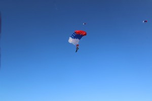 Продолжаются тренировки спасателей-парашютистов в Подмосковье