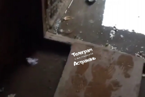 Общежитие на улице Яблочкова в Астрахани снова тонет