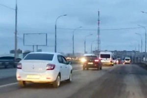 В Астрахани асфальт в очередной раз покидает Новый мост