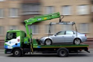 Астраханские полицейские будут эвакуировать авто, припаркованные с нарушениями